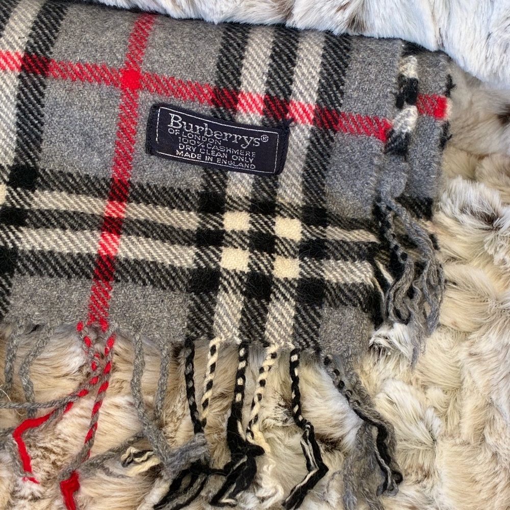 🖤 Burberry Gray and Red Plaid Scarf EUC Unisex - Picture 11 of 17
